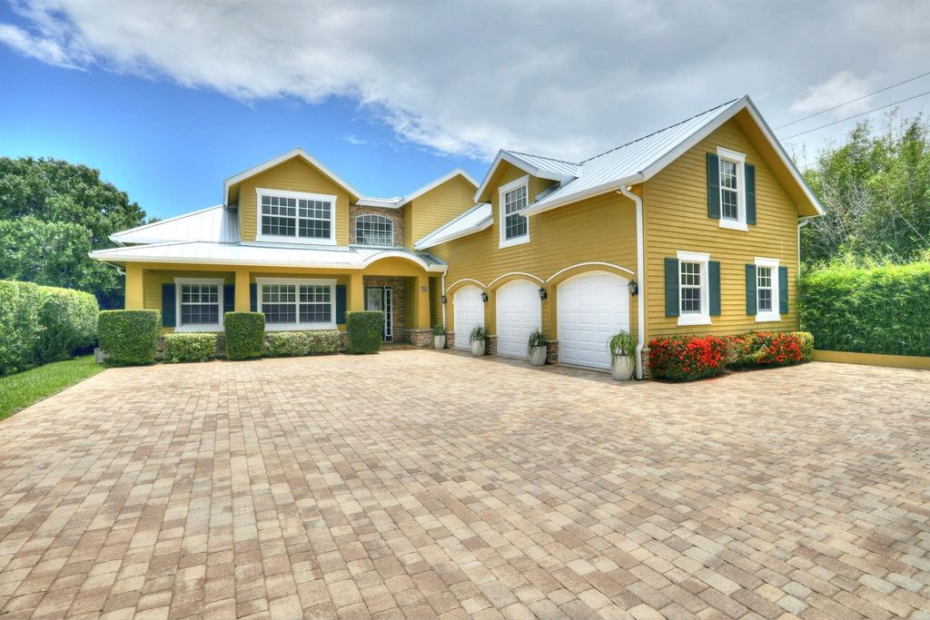 Photo of 580 Cross Creek Circle, Sebastian, FL 32958 (MLS # R10999527)