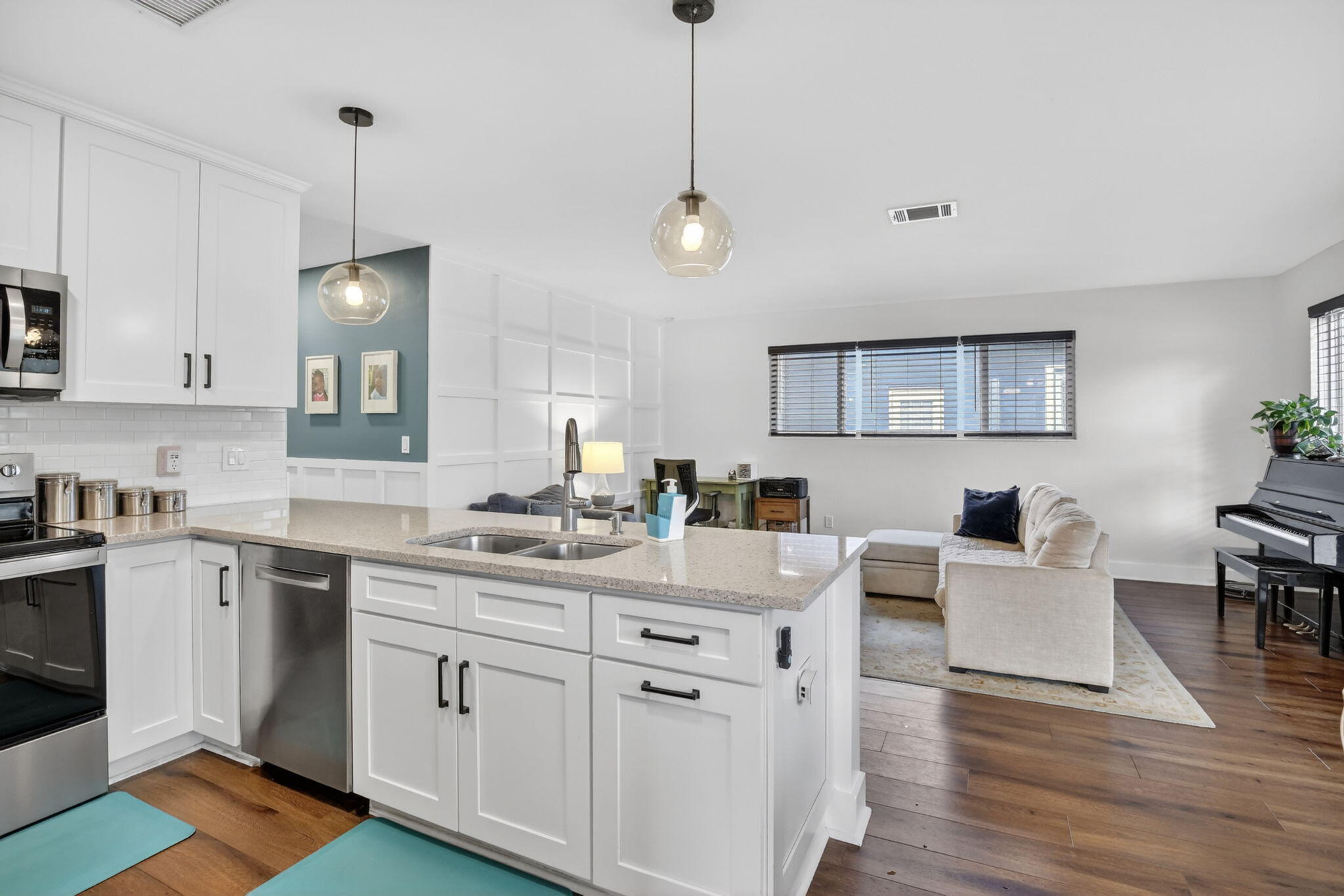 HOLLYWOOD HILLS - Residential