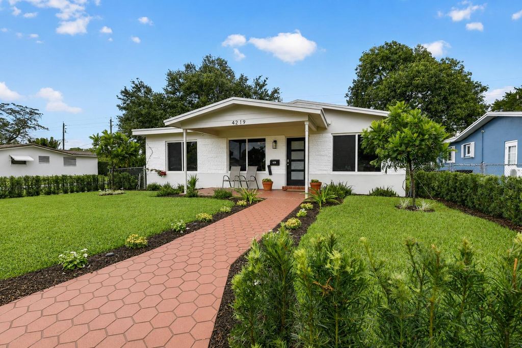 Photo of 4219 W Park Road, Hollywood, FL 33021 (MLS # B26025304)