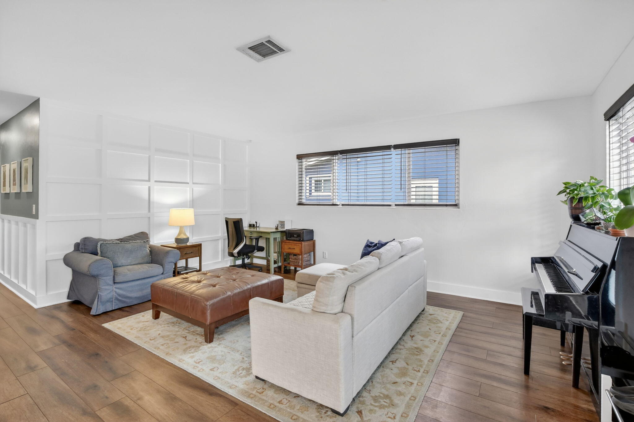 HOLLYWOOD HILLS - Residential