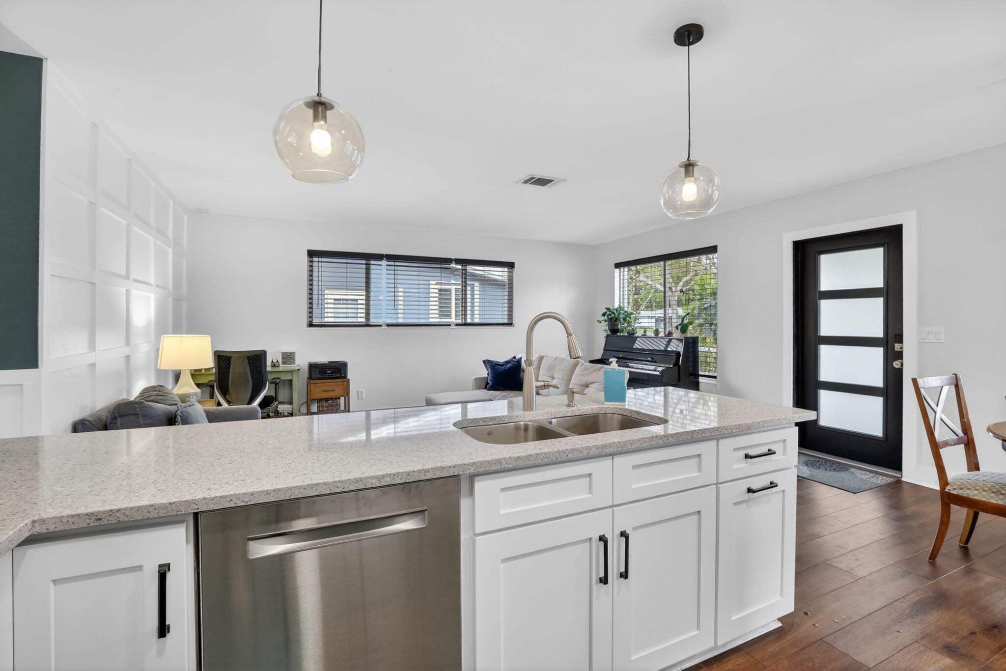 HOLLYWOOD HILLS - Residential