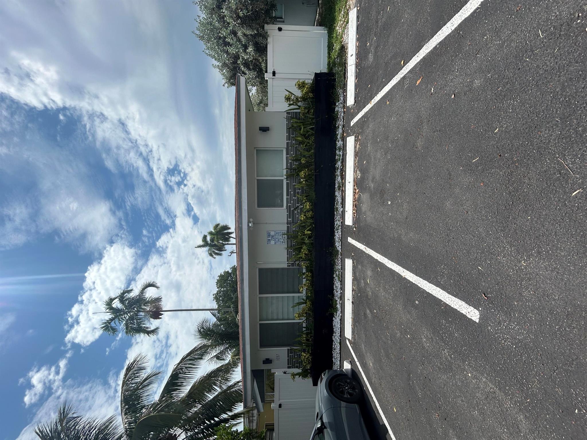 Beautiful 1 BR, 1 Bath in a peaceful quiet neighborhood just minutes away from the beach and Las Olas. Super modern and updated unit. Furnished or unfurnished options are available. 3D TOUR AVAILABLE, CALL FOR LINK.