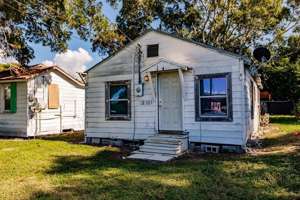 Photo of 12364 Lakeshore Drive, Canal Point, FL 33438 (MLS # R10936590)