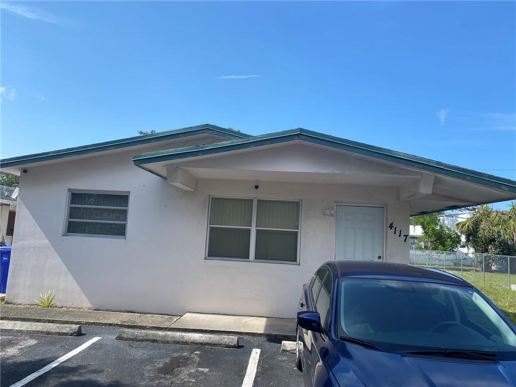 SPACIOUS 2/1 DUPLEX (REAR UNIT) CONVENIENTLY LOCATED NEAR MAJOR ROADS, SHOPS, PUBLIC TRANSPORTATION, SCHOOLS AND SO MUCH MORE. WATER AND YARD MAINTENANCE IS INCLUDED IN RENT.
THIS UNIT HAS ITS OWN LAUNDRY ROOM WITH WASHER/DRYER HOOKUPS. SMALL PETS ARE ALLOWED, NO AGGRESSIVE BREEDS PLEASE.