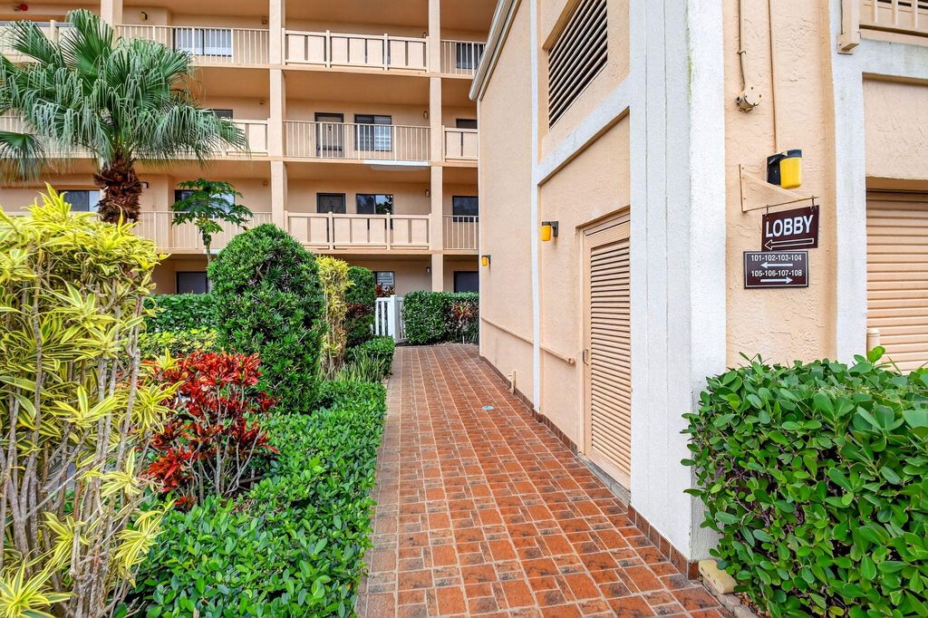 Photo of 6866 Huntington Lane #707, Delray Beach, FL 33446 (MLS # R11159065)