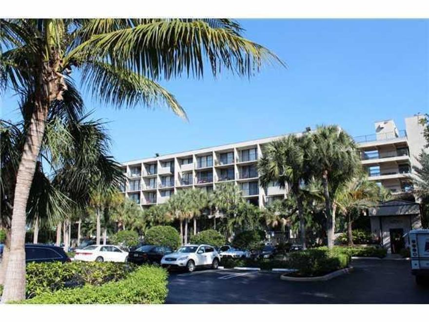 Investor only, tenant for 11 more months at $1200 per month Great condo in safe community near all the new shops and outlets of Palm Beach.