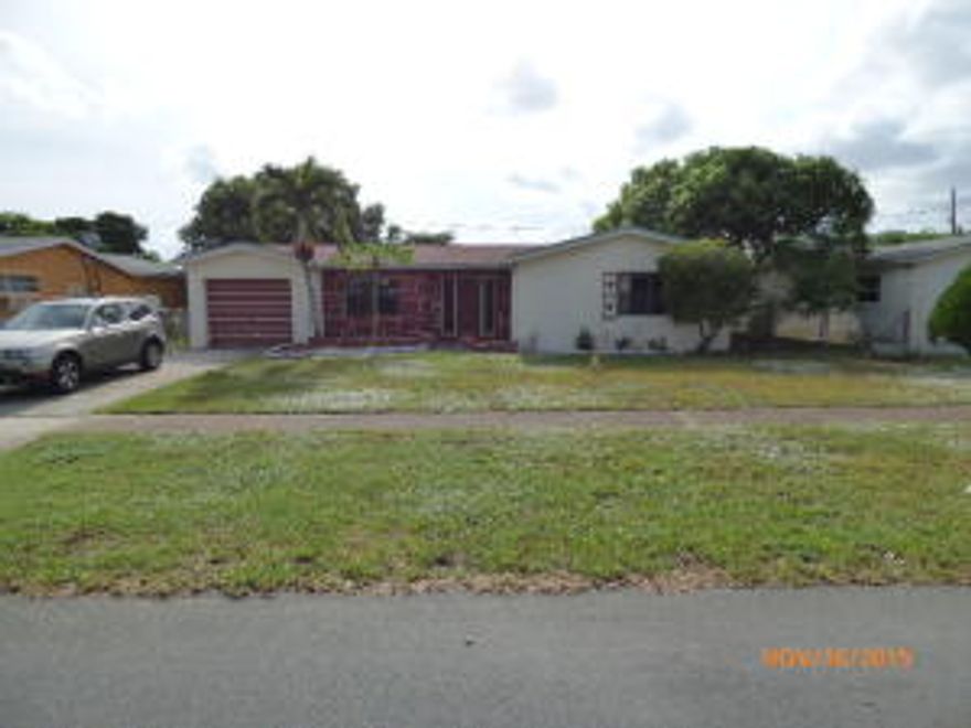 3 BEDROOM, 2 BATH RANCH-STYLE HOME CLOSE TO DOWNTOWN, I95 AND OUTLETS. NO HOA. HOME HAS WALK-IN CLOSETS, SCREENED-IN PATIO, FORMAL DINING ROOM AND FAMILY ROOM.