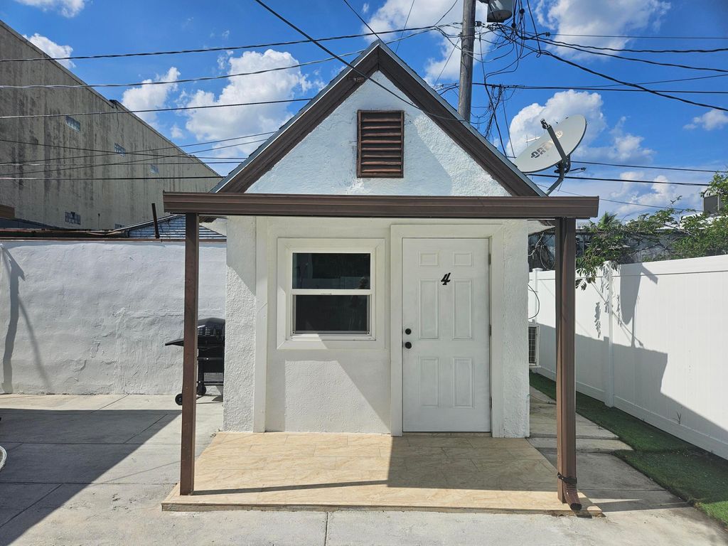 Photo of 425 Ardmore Road #4, West Palm Beach, FL 33401 (MLS # B26025691)