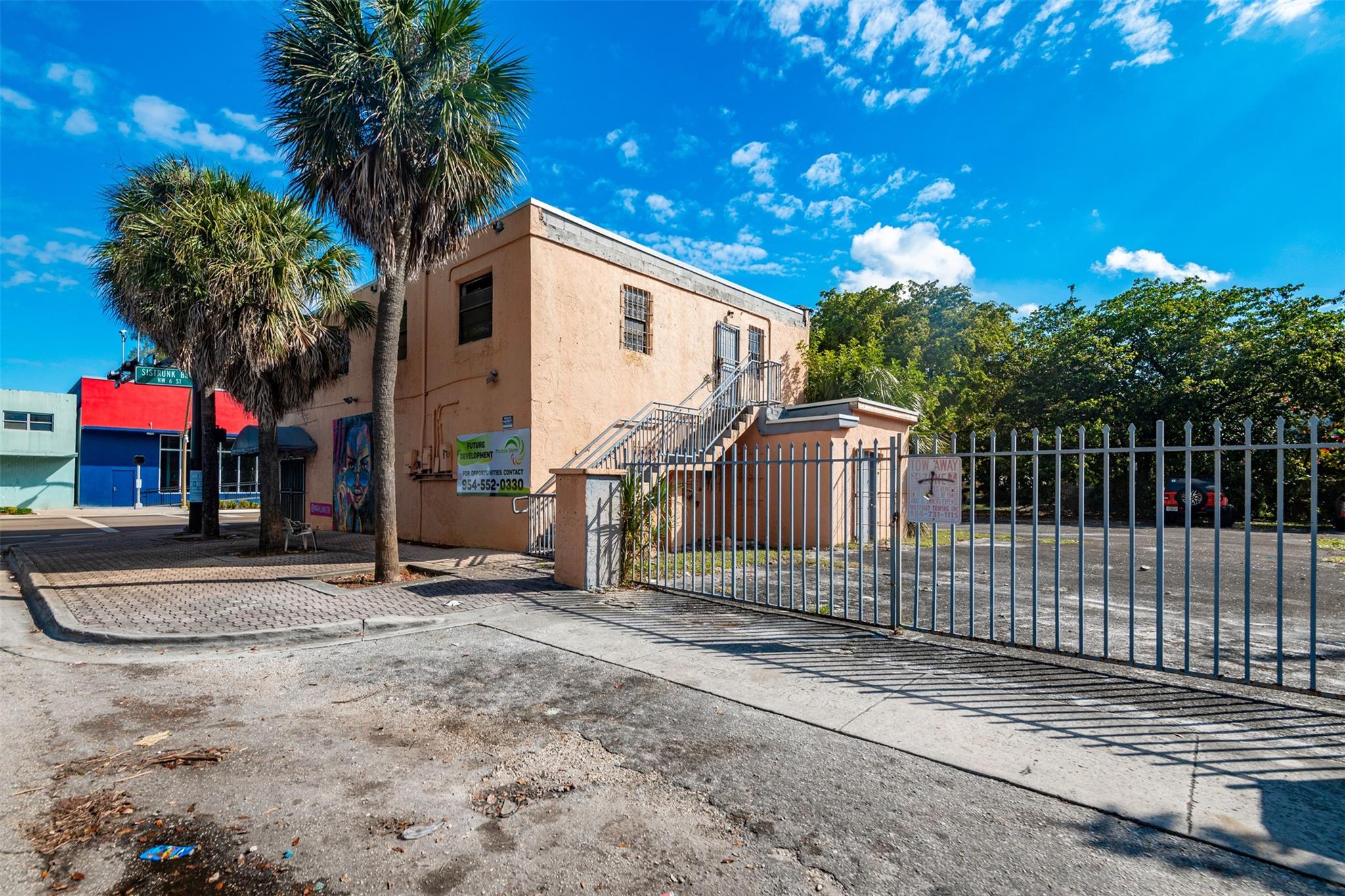 Main image without alt text