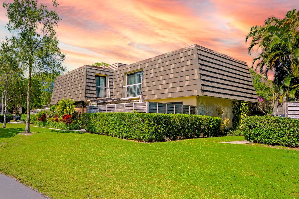 Photo of 1511 15th Terrace, Palm Beach Gardens, FL 33418 (MLS # R10789504)