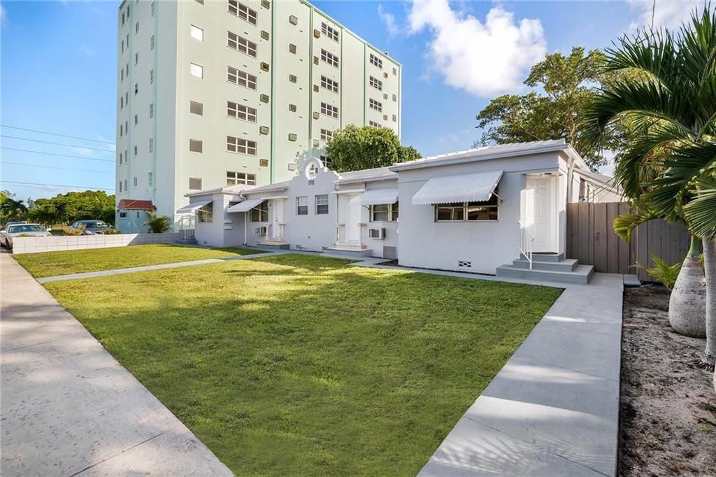 Photo of 1712 Pierce Street #1-4, Hollywood, FL 33020 (MLS # B26006012)