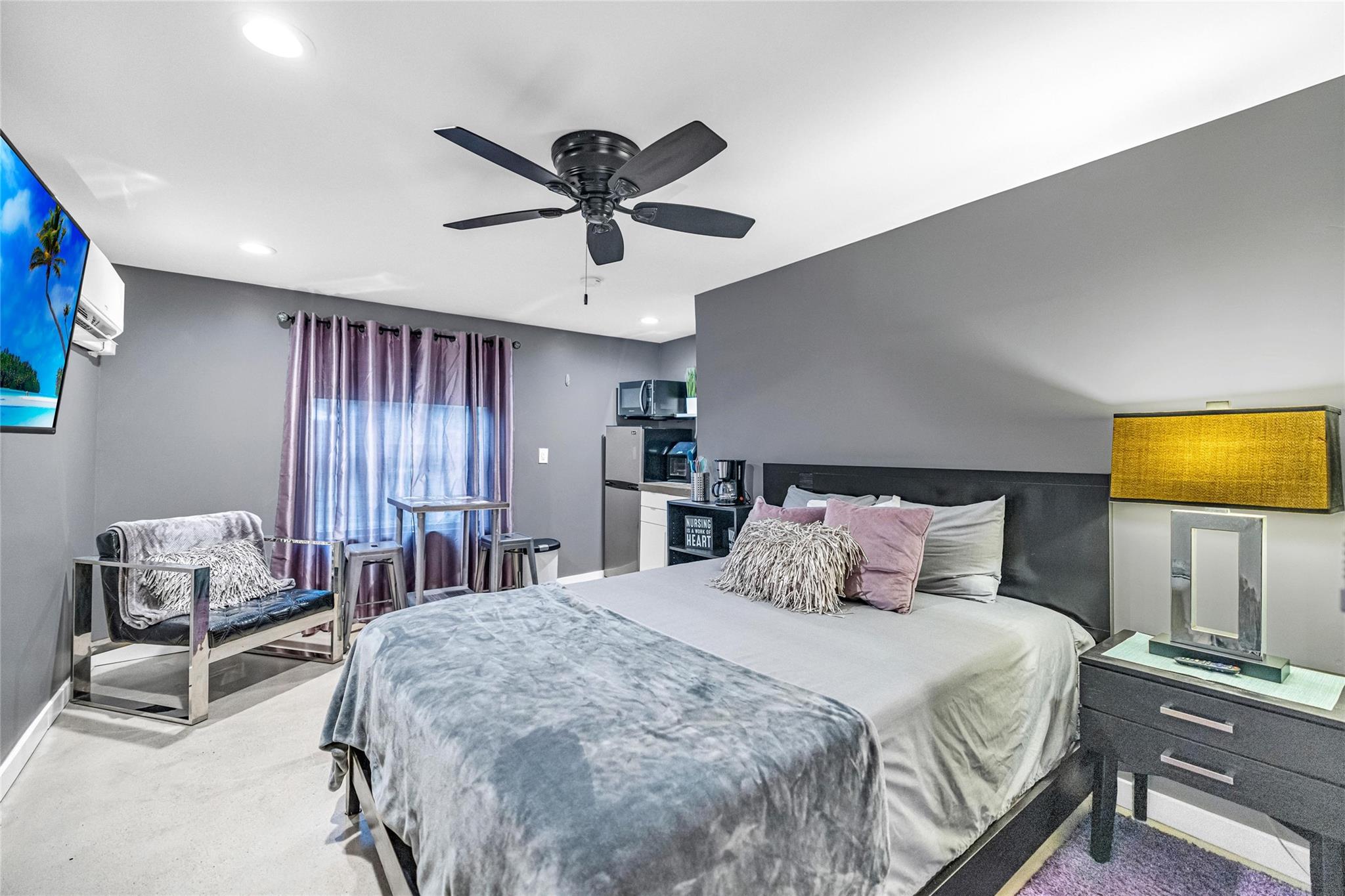 Furnished Studio in Prime fort Lauderdale/All utilities included/$1700,.month.
Live 1.2 miles from the beach in this bright modern studio in Lake Ridge. Minutes to Las Olas, downtown, restaurants, and shopping. Private entrance within a quiet triplex. Functional kitchenette with apartment size fridge, convection microwave, air fryer, and induction hot plate. On site laundry. One designated parking space. Rent includes utilities. Max 1 occupant. Small pets considered per policy, no puppies.
