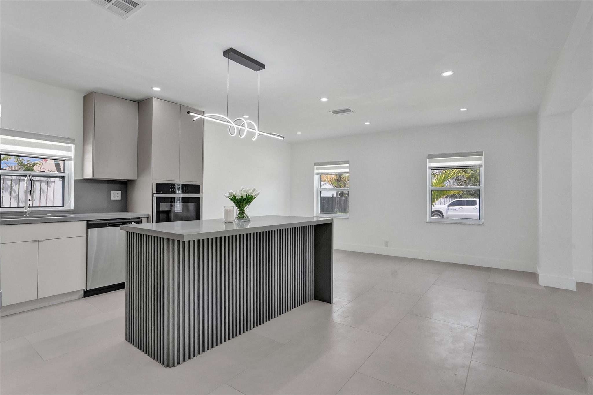 Hollywood Lawns 2-58 B - Residential Lease