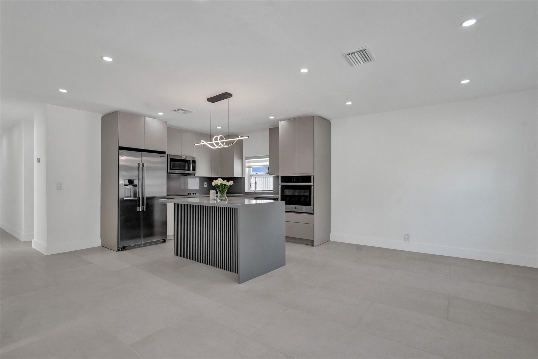 Hollywood Lawns 2-58 B - Residential Lease