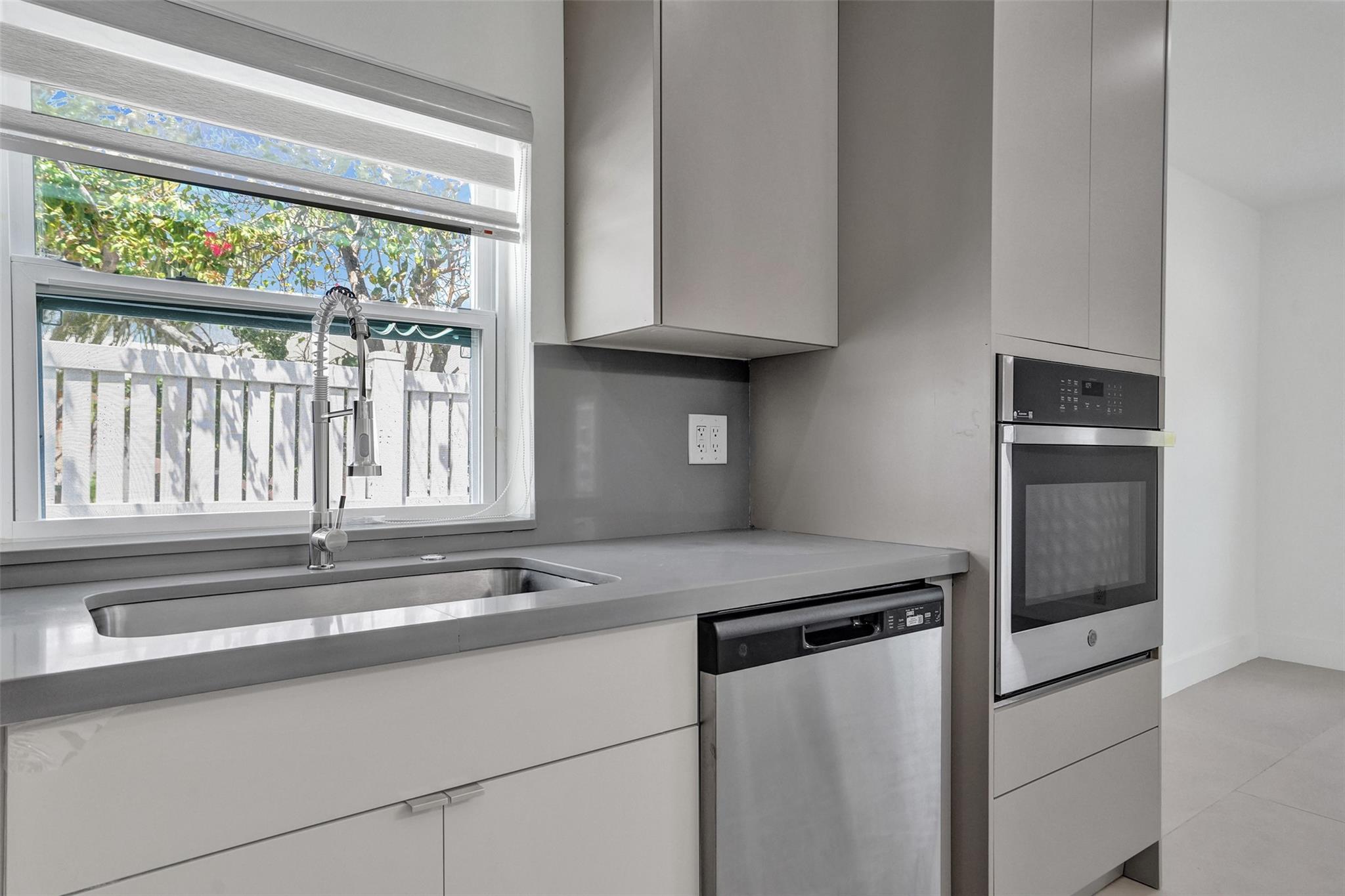 Hollywood Lawns 2-58 B - Residential Lease