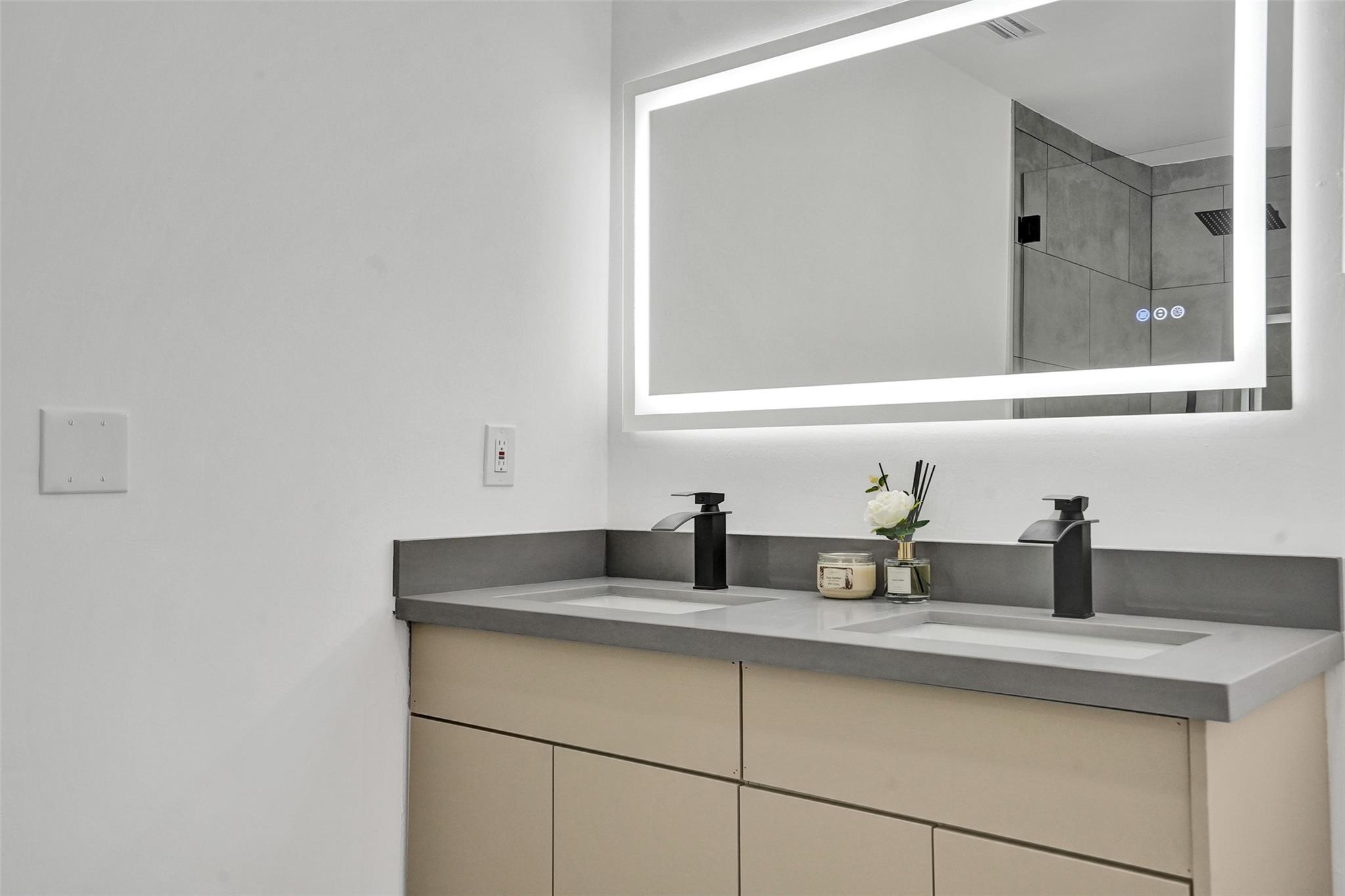 Hollywood Lawns 2-58 B - Residential Lease