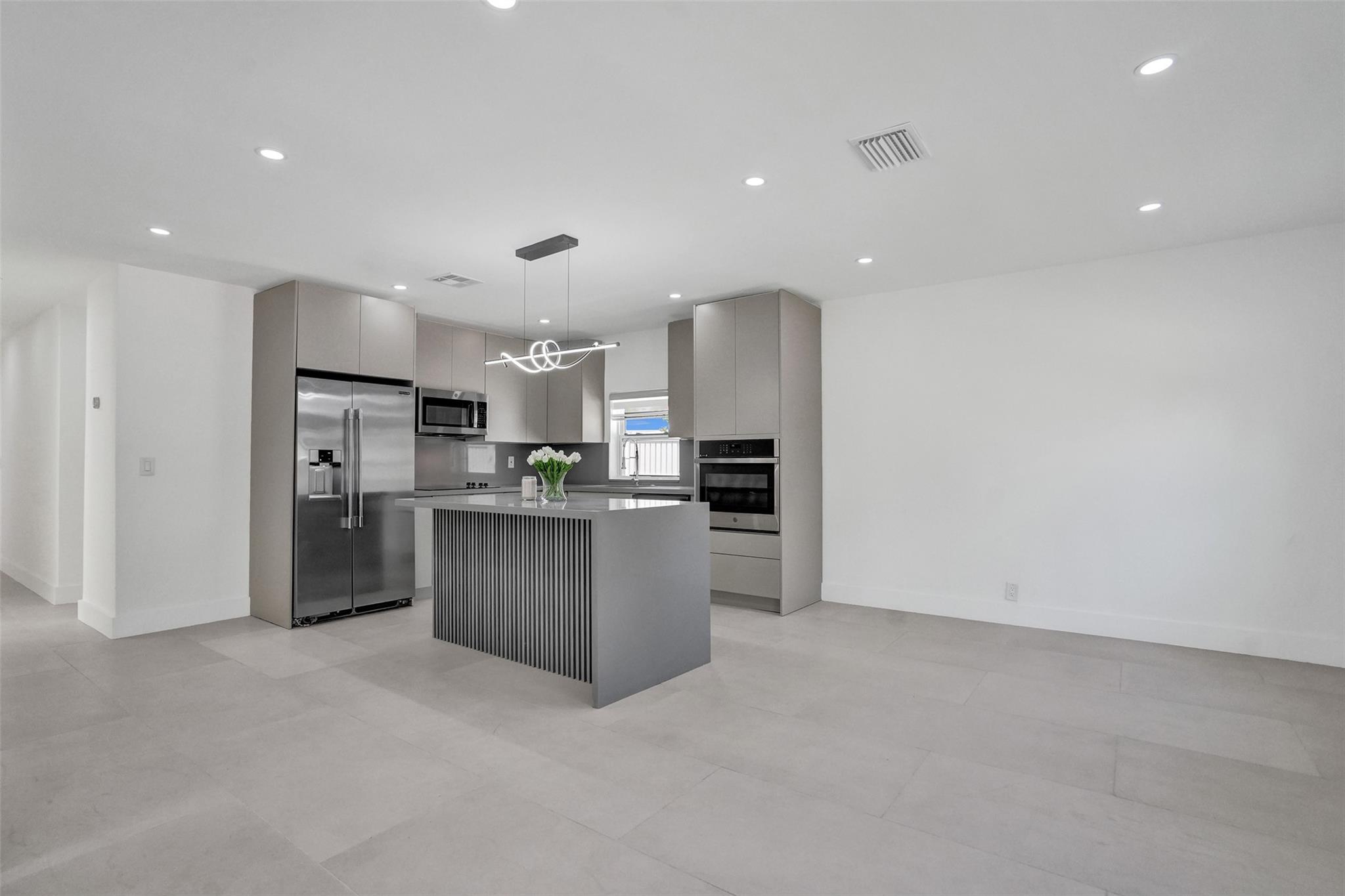 Hollywood Lawns 2-58 B - Residential Lease