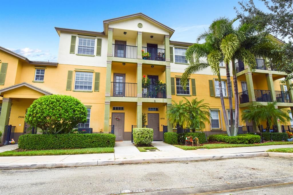 Photo of 1902 SE Interlachen Drive, Port Saint Lucie, FL 34952 (MLS # R10758006)