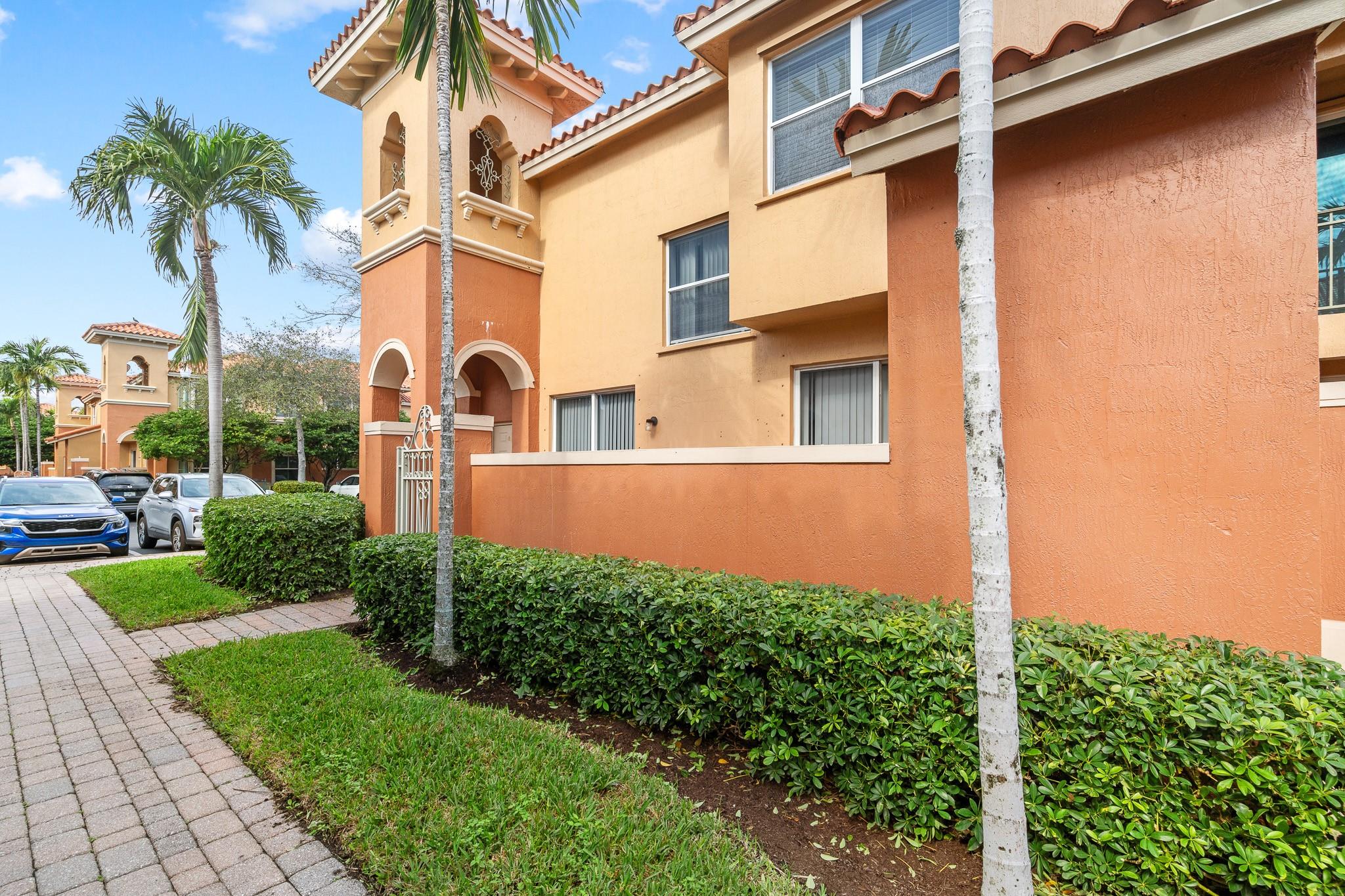 VILLAS AT HARBOR ISLES - Residential