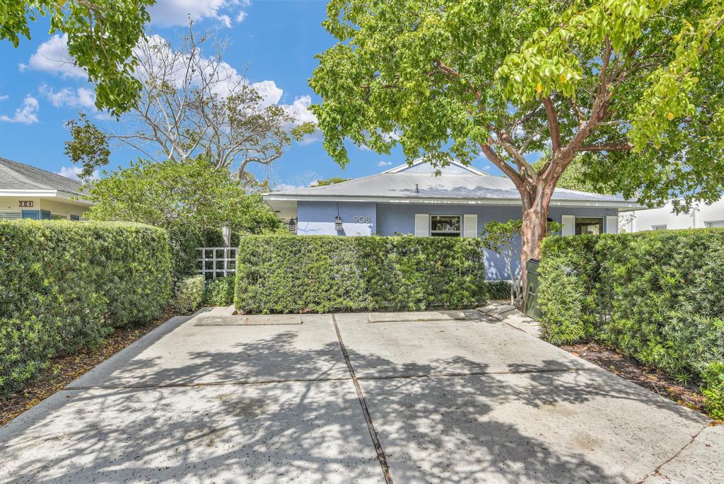 Photo of 908 NE 8th Avenue, Delray Beach, FL 33483 (MLS # B26024301)