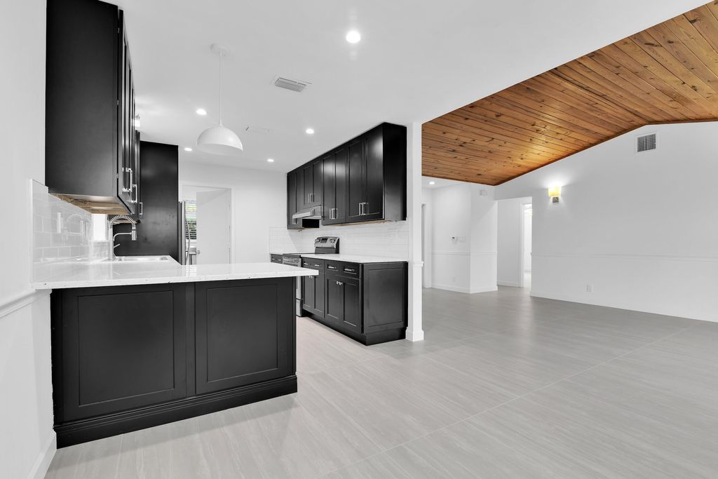 Photo of 908 NE 8th Avenue, Delray Beach, FL 33483 (MLS # B26024301)