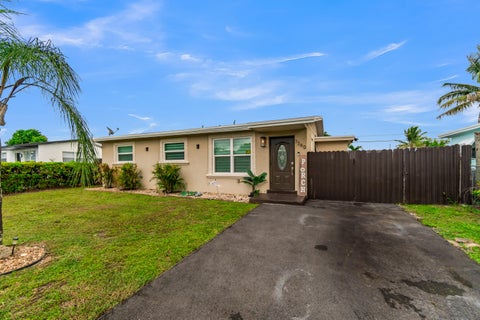 Tiny photo for 7360 ARTHUR Street, Hollywood, FL 33024 (MLS # B26084474)