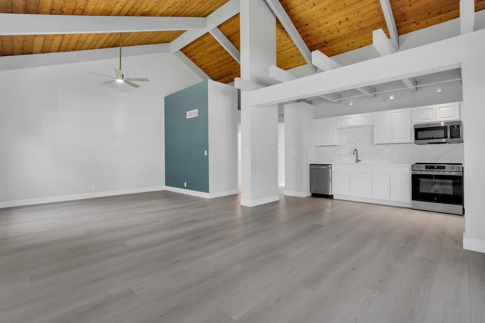 730 Greensward Court 102-J, Delray Beach, FL, 33445/$329,000 3 730 Greensward Court 102-J
