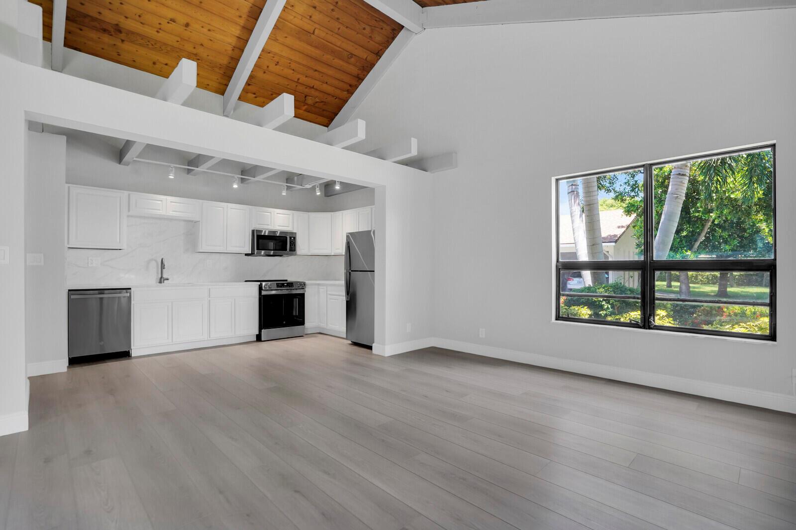 730 Greensward Court 102-J, Delray Beach, FL, 33445/$329,000 4 730 Greensward Court 102-J