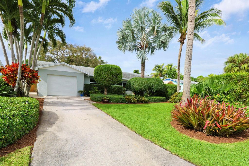 Photo of 14313 Evelyn Drive, Palm Beach Gardens, FL 33410 (MLS # R10953106)