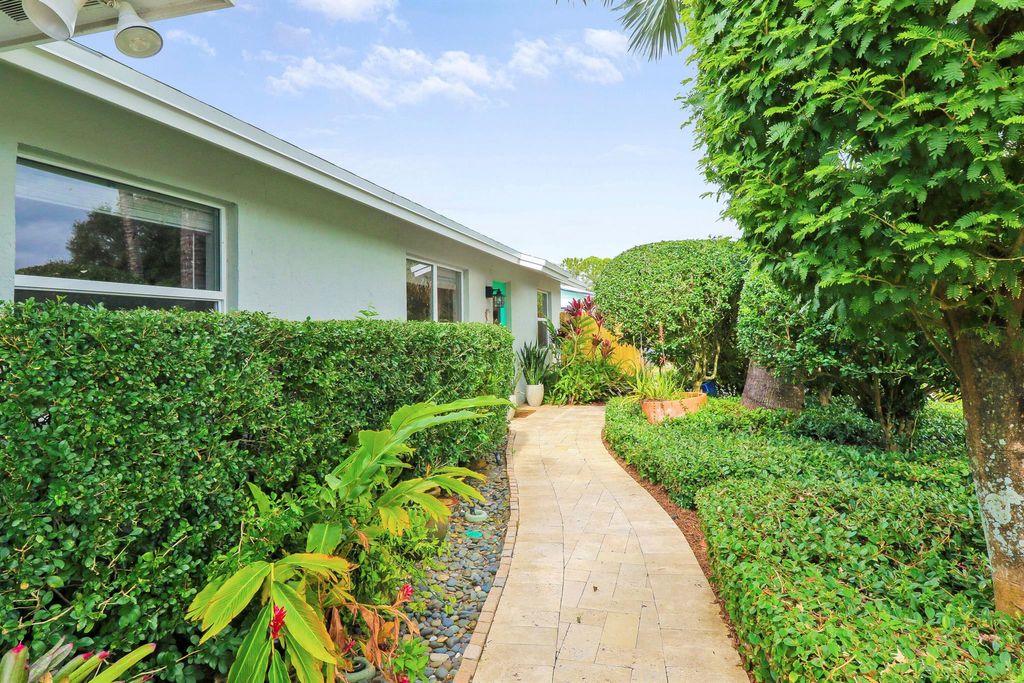 Photo of 14313 Evelyn Drive, Palm Beach Gardens, FL 33410 (MLS # R10953106)