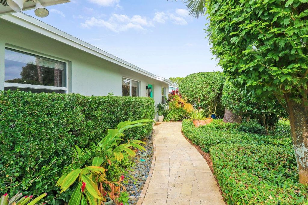 Photo of 14313 Evelyn Drive, Palm Beach Gardens, FL 33410 (MLS # R10953106)