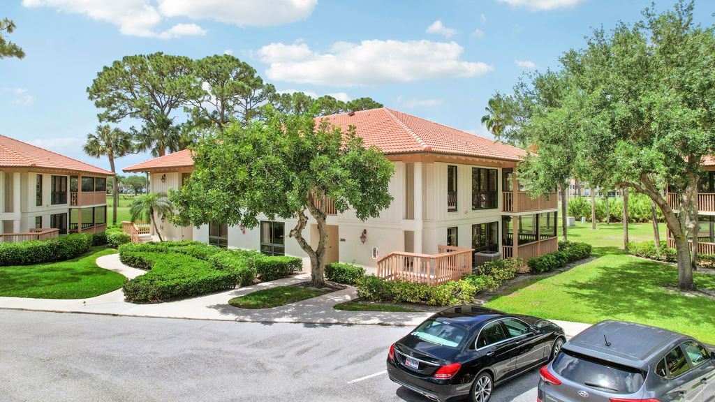 Photo of 302 Brackenwood Circle, Palm Beach Gardens, FL 33418 (MLS # B26013398)