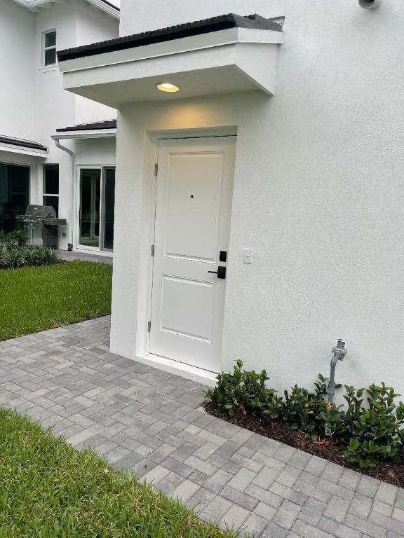 ALTON NEIGHBORHOOD 1 - Residential Lease