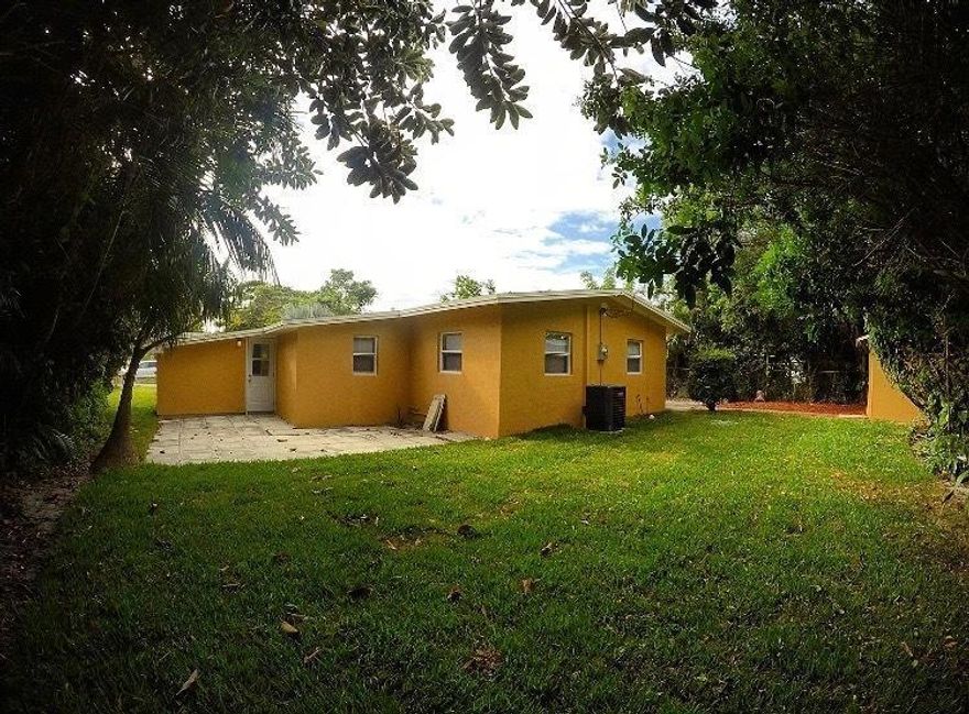 This amazing 4/2 Single Family. Is Located  15 minutes to the beach and very close to the mayor highways (I-95) and Federal Highway. And it is very close to the most popular shopping centers. Come to see for yourself it won't last long.