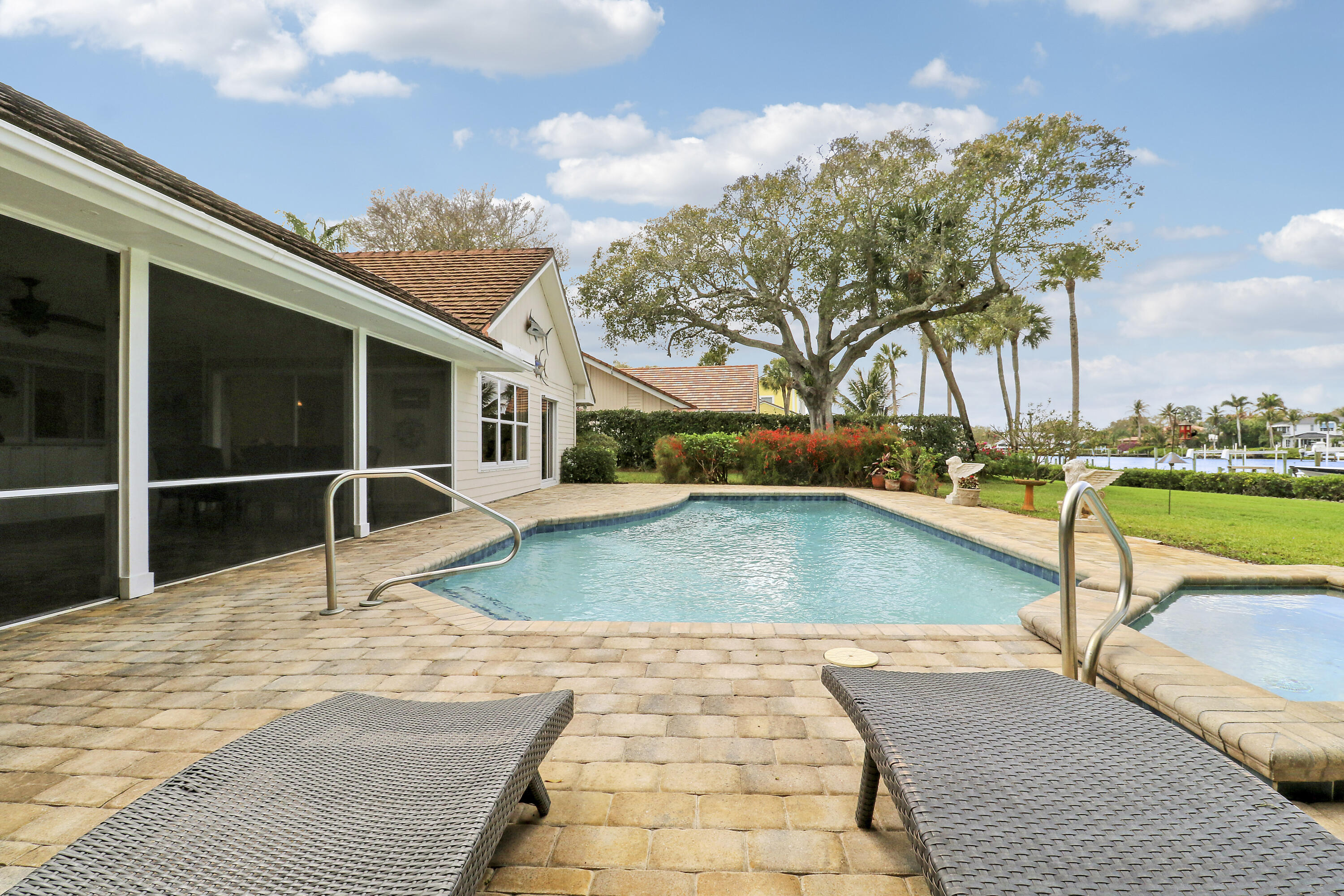 RIVER RIDGE (TEQUESTA) - Residential