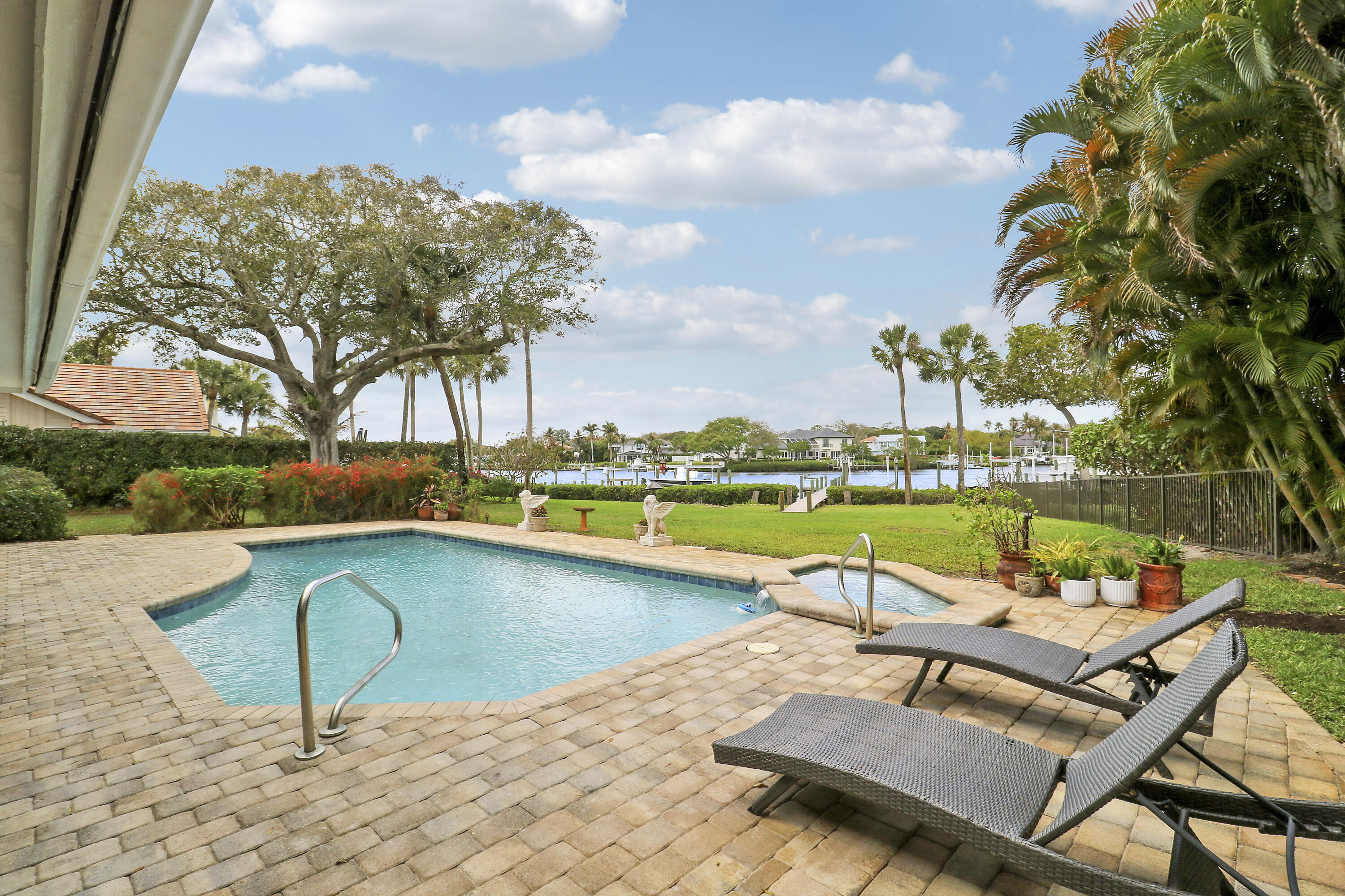RIVER RIDGE (TEQUESTA) - Residential