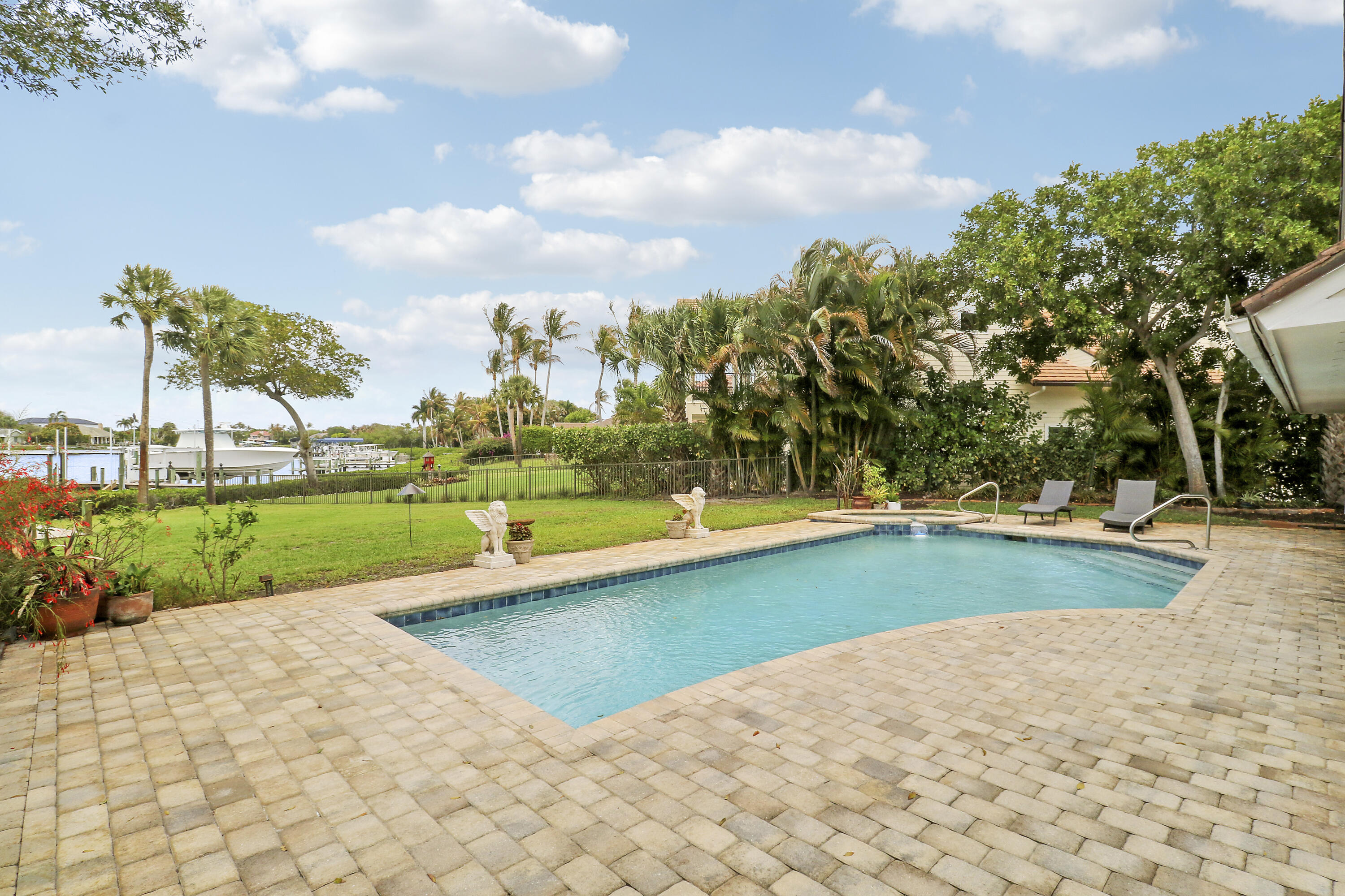 RIVER RIDGE (TEQUESTA) - Residential