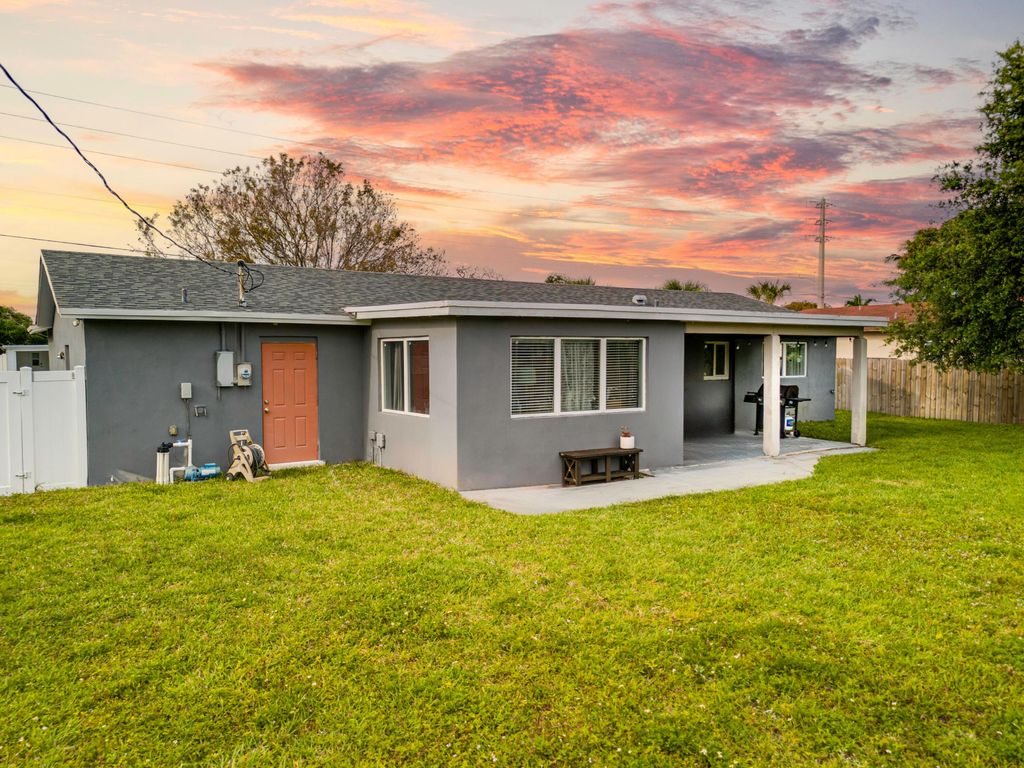 Photo of 126 SW 10th Avenue, Boynton Beach, FL 33435 (MLS # R11005084)