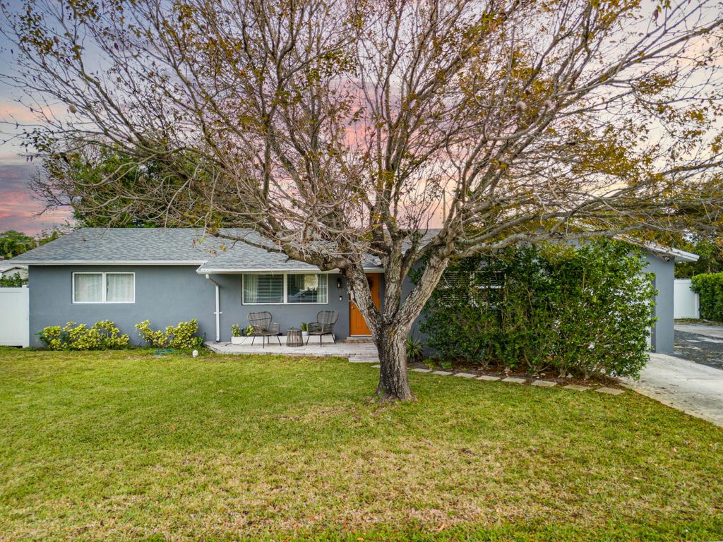 Photo of 126 SW 10th Avenue, Boynton Beach, FL 33435 (MLS # R11005084)