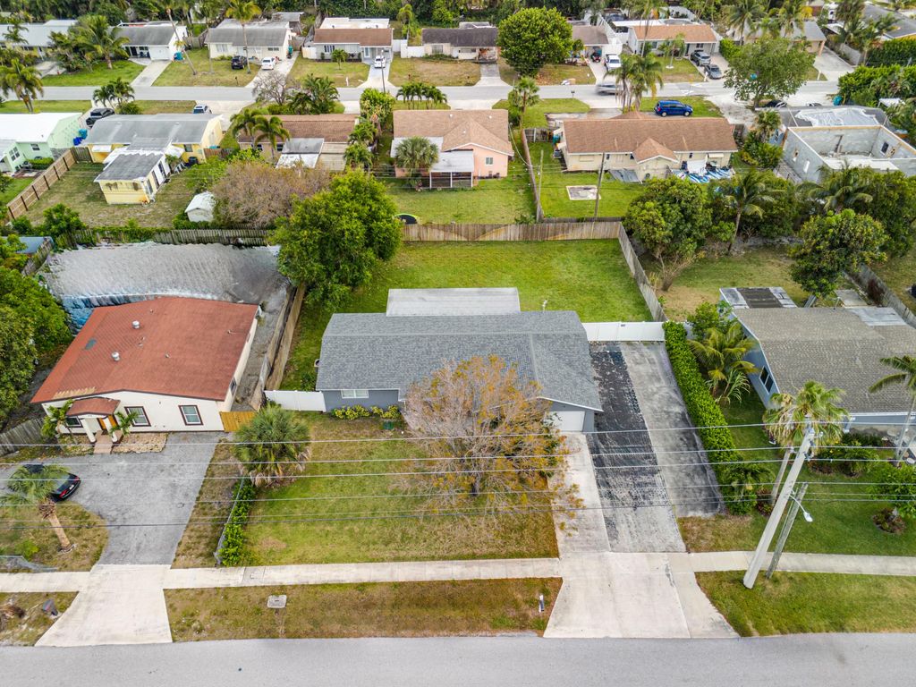 Photo of 126 SW 10th Avenue, Boynton Beach, FL 33435 (MLS # R11005084)