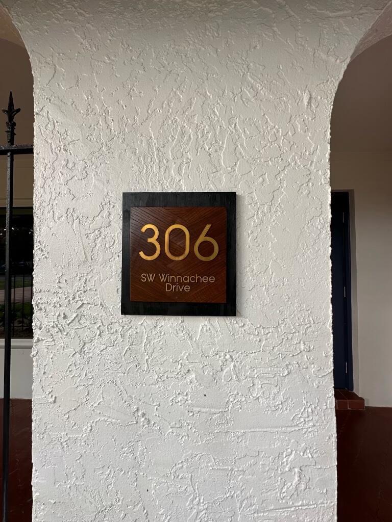 306 SW Winnachee Drive