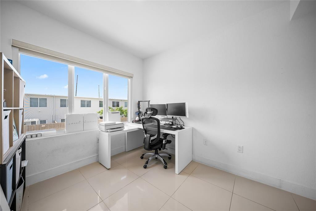 PARADISE ONE - Residential Lease