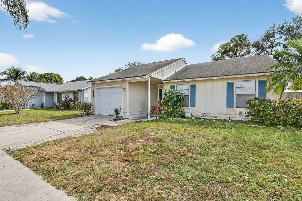 Photo of 184 Greentree Circle, Jupiter, FL 33458 (MLS # B26010116)