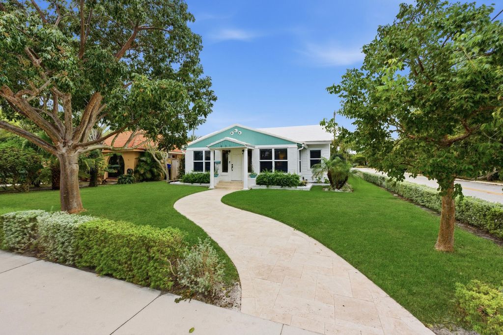 Photo of 831 N Lakeside Drive, Lake Worth Beach, FL 33460 (MLS # B26027814)