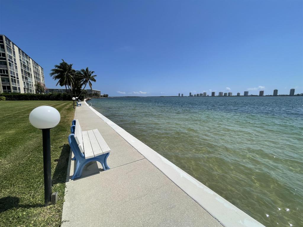 LAKE HARBOUR TOWERS CONDO - Residential