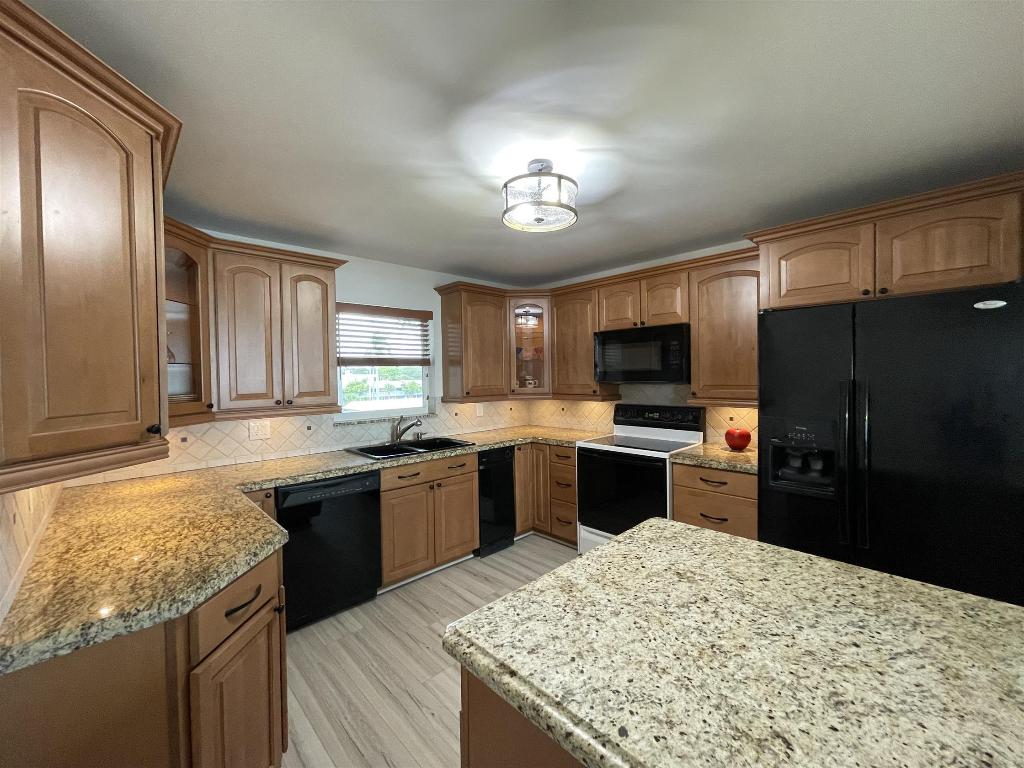 LAKE HARBOUR TOWERS CONDO - Residential