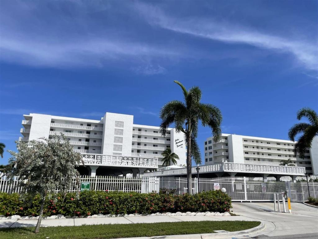 LAKE HARBOUR TOWERS CONDO - Residential
