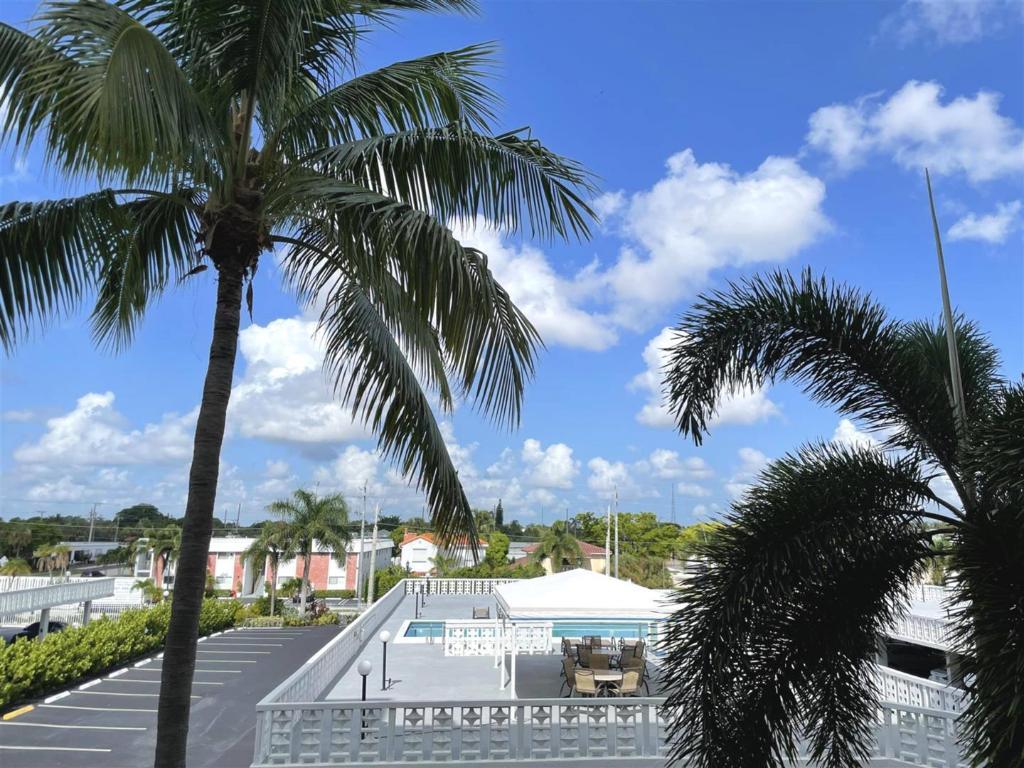 LAKE HARBOUR TOWERS CONDO - Residential