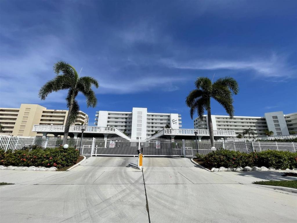 LAKE HARBOUR TOWERS CONDO - Residential