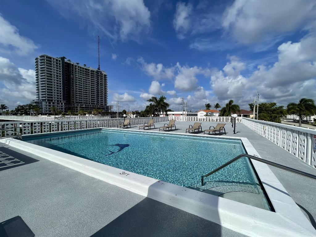 LAKE HARBOUR TOWERS CONDO - Residential